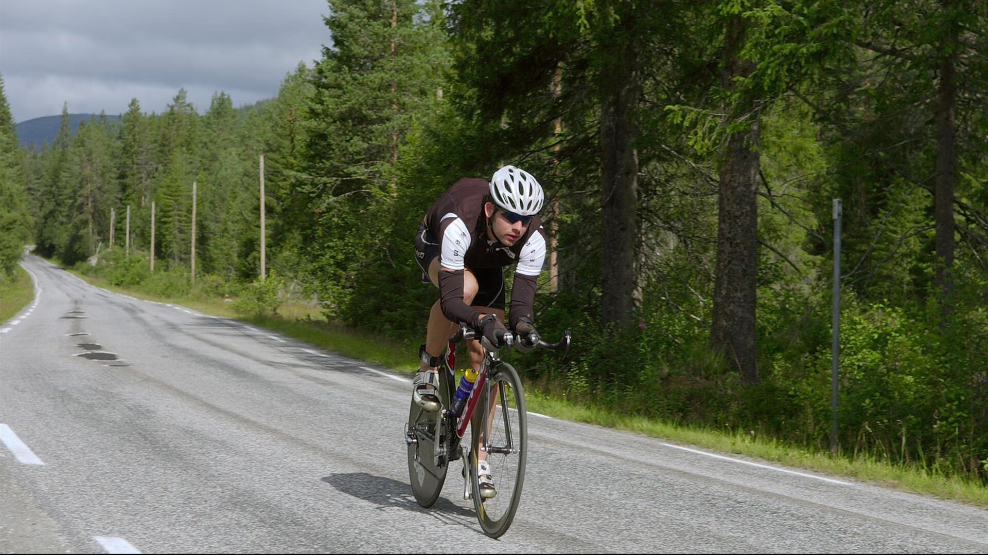德国战车碾压加拿大，卡塞米罗一传一射成关键先生，球迷直呼，这腰真硬！